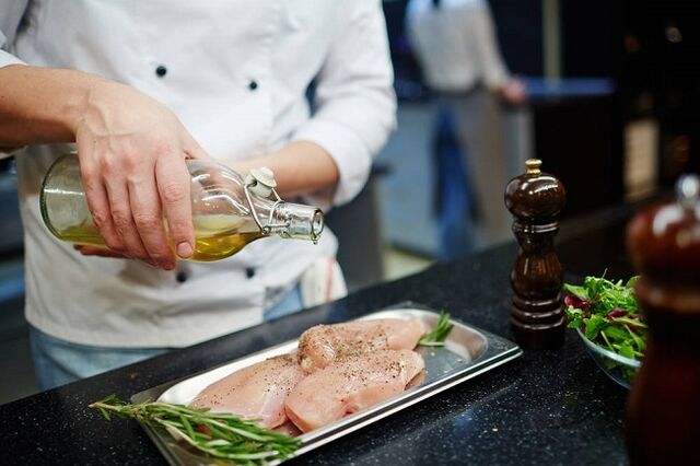 Eating chicken and olive oil on the ketogenic diet